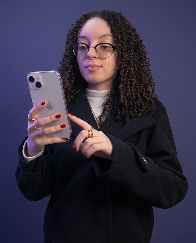 Alice Neves trabalhando em uma estratégia pelo celular